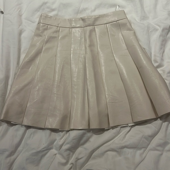 Cream aritzia leather pleated skirt size:00 - Picture 1 of 3